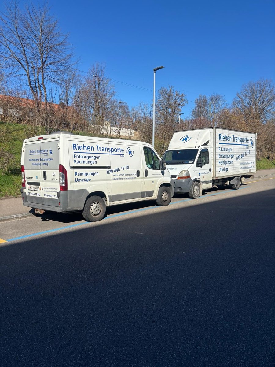 Beschriftete Lieferwagen der Riehen Transporte GmbH für Entsorgungen in Riehen und Basel