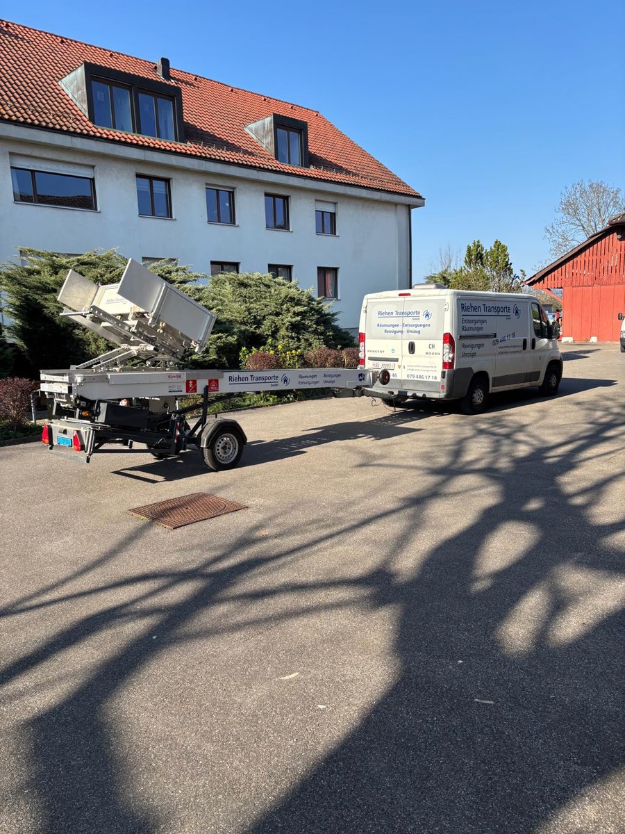 Lieferwagen mit Möbellift-Anhänger der Riehen Transporte GmbH